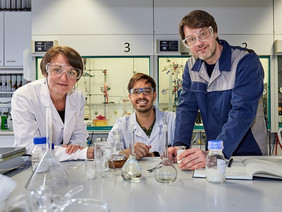 Das Forschungsteam im Labor: Dr. Antje Lieske, Dr. Benjamín Rodríguez und André Gomoll vom Fraunhofer IAP (v.l.n.r.). © Fraunhofer, Foto: Piotr Banczerowski
