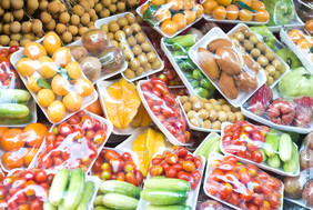 Noch spielen biobasierte Kunststoffe eine untergeordnete Rolle bei der Lebensmittelverpackung, aber ihr Marktanteil wächst. (Quelle: AdobeStock)