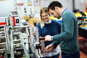 Zukünftige Packmittelexperten im Erfahrungsaustausch. Quelle: AdobeStock/NDABCREATIVITY