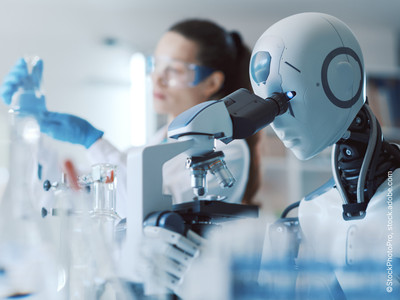 Roboter und Mensch arbeiten gemeinsam im Labor, KI