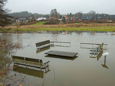 Überschwemmte Terassenmöbel bei Hochwasser, Foto: bettysphotos – stock.adobe.com