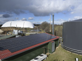 Investitionen in Anlagen zur erneuerbaren Strom- und Wärmeversorgung schaffen Arbeitsplätze und lokale Wertschöpfung, Foto: FNR/Jörg Böthling
